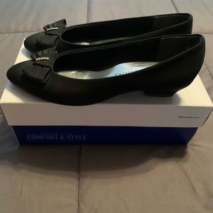 Women low heeled dress shoes